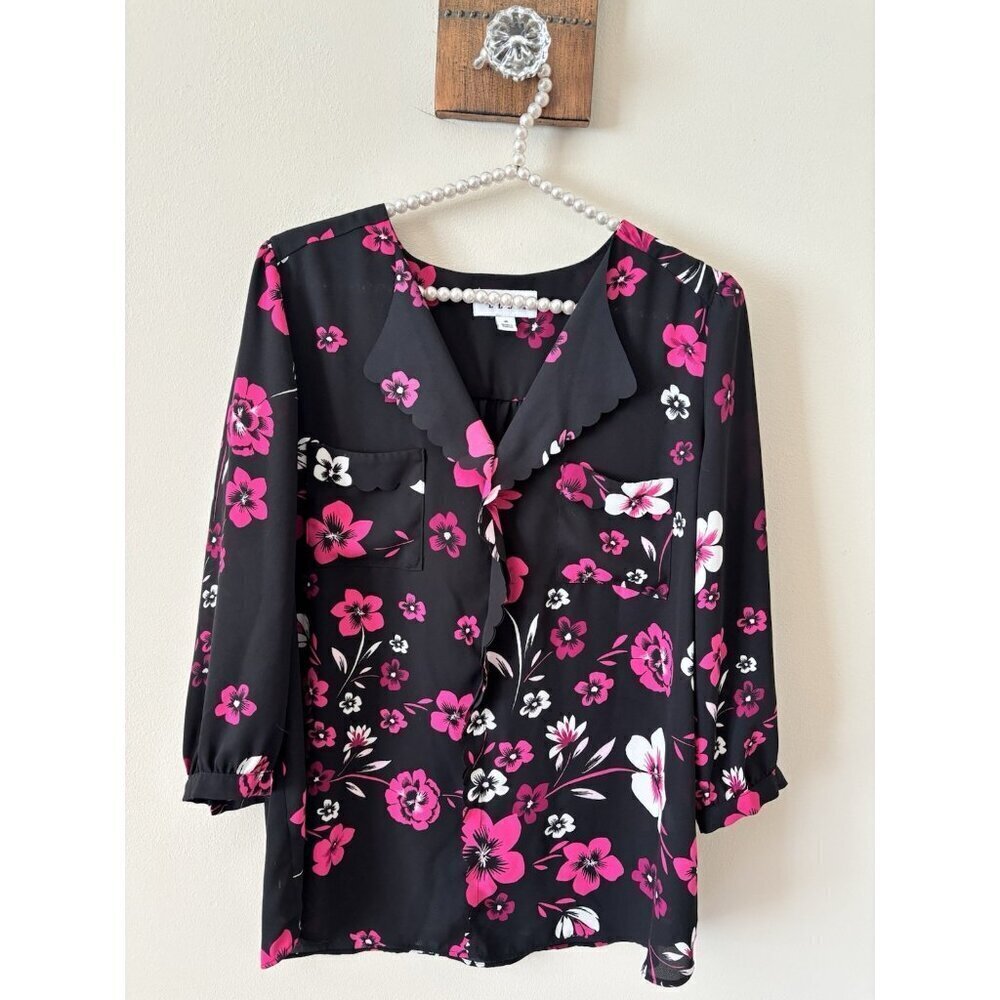 Elle Womens Size M Black Pink Floral Blouse Ruffle Front 3/4 Sleeve